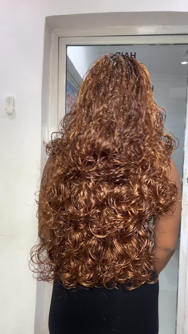33 Hair Color vs. Color 5: 5 Ideas for Braids and Curls 4 Long curly auburn hair in shade 33 seen from behind on a person.