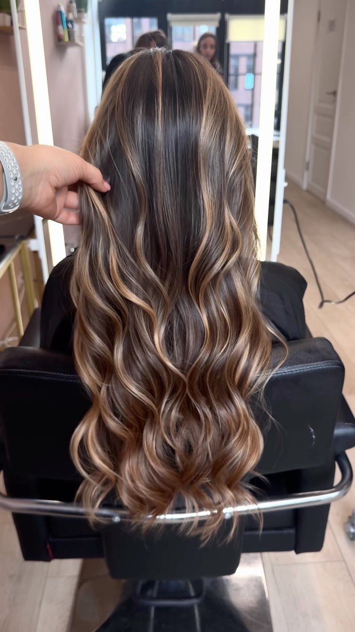 Caramel Mousse Hair Ideas: 5 Looks from Balayage to Highlights 5 Long wavy hair with dark brown and caramel blonde highlights in a salon