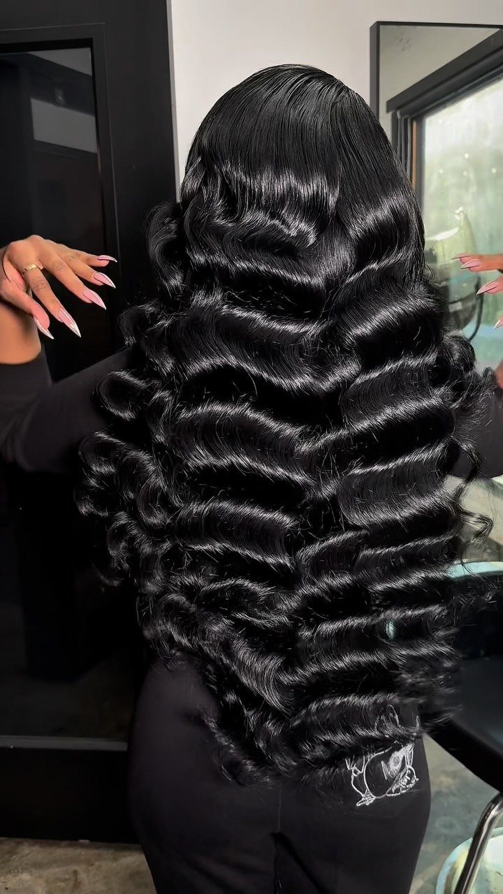 Cute Hairstyles for Hot Days: 11 Easy Ideas to Try 3 Long glossy black hair styled in deep, uniform mermaid waves from the back.