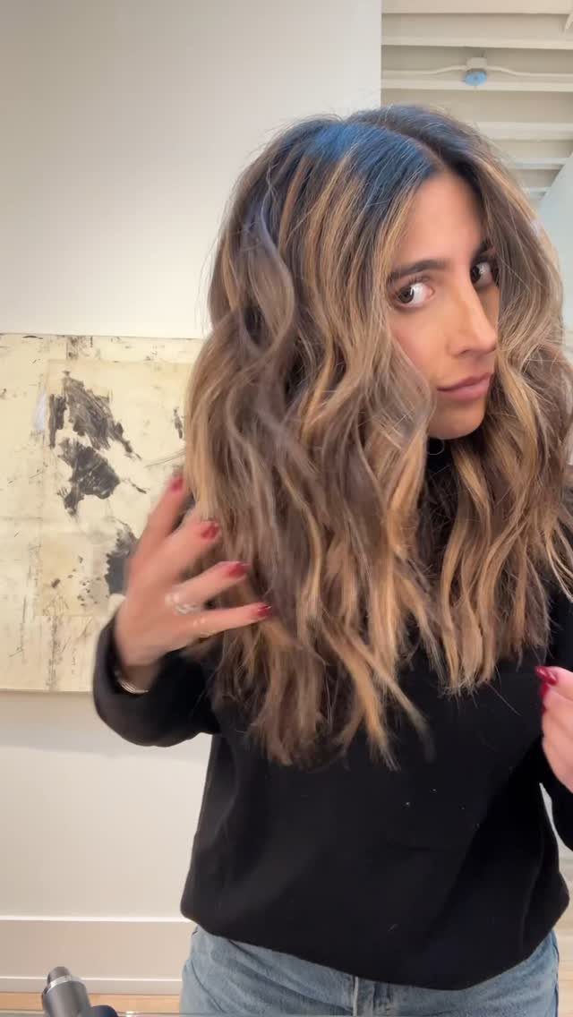 8 Loose Curl Hair Ideas for Blonde, Auburn and Long Looks 7 Woman with long wavy brown and blonde hair posing in a room