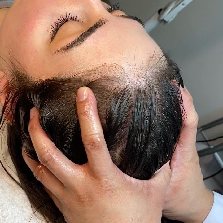 3 Ideas for Quick Hair Growth: Massage, Supplements, Care 1 Hands massaging the scalp of a person with wet dark hair and closed eyes.
